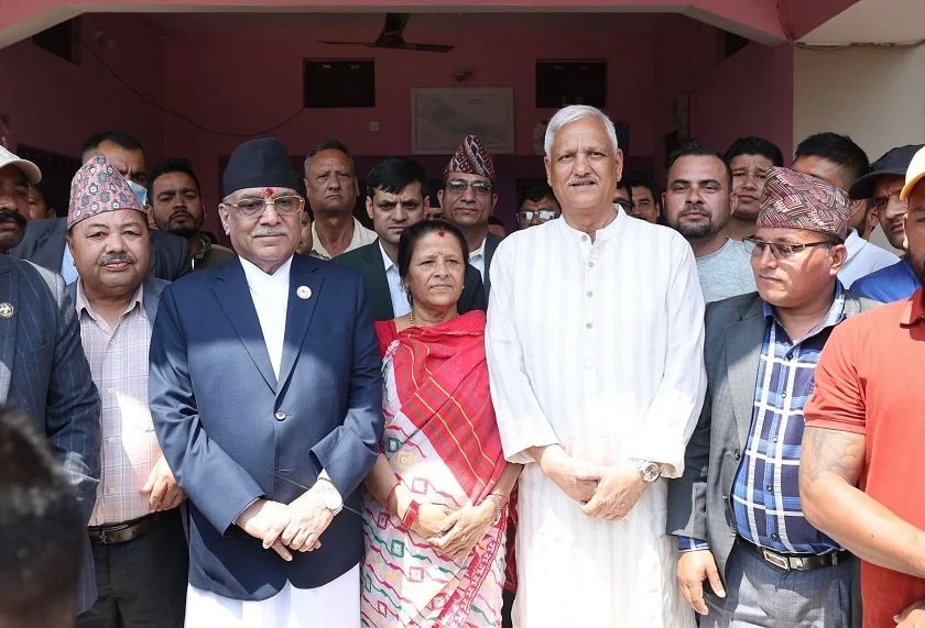 नेकपा एमाले सचिव लेखराज भट्टको घरमा पुगे प्रधानमन्त्री प्रचण्ड 