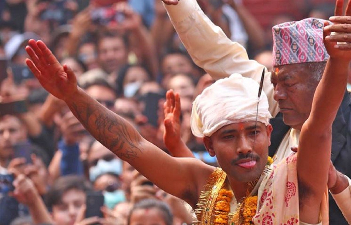 २७ वर्षीय सुजनले छेडे पहिलो पटक जिब्रो
