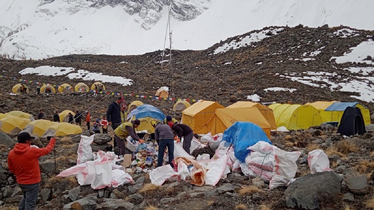 हिमाल सफाइ अभियानमा जुटेको सेनाको टोली अन्नपूर्णमा