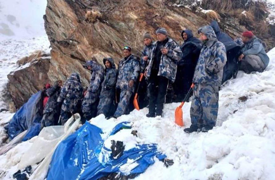 दार्चुलाको हिमपहिरोमा पुरिएका ५ जना अझै बेपत्ता, ७ जना सकुशल