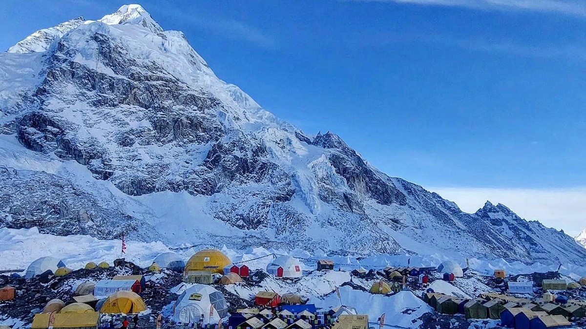अनुकूल मौसमको पर्खाइमा सगरमाथा आरोही