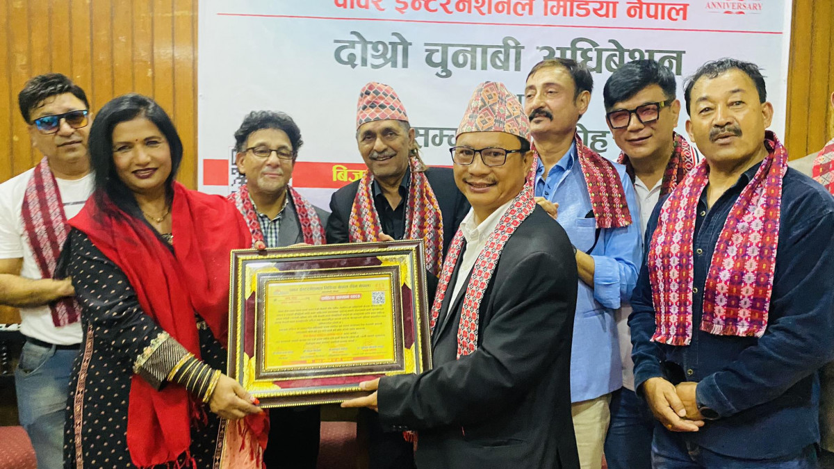 अमेरिका निवासी अनु शाहलाई एकैदिन दुई फरक साहित्य सम्मान