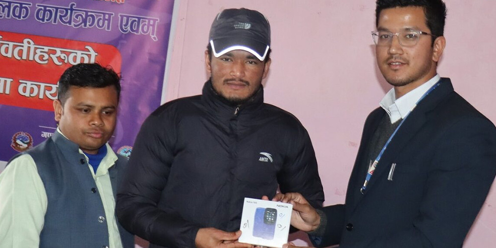 गोरखाको गण्डकी गाउँपालिकाले एम्बुलेन्स चालकलाई फोन गर्दा पैसा नलाग्ने सिमकार्ड र मोवाइल