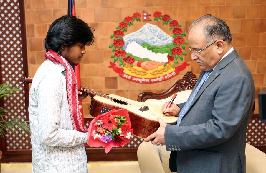  नेपाल आइडलका टाइटल विजेता परियारलाई प्रधानन्त्रीले भेटेरै दिए गितार उपहार  