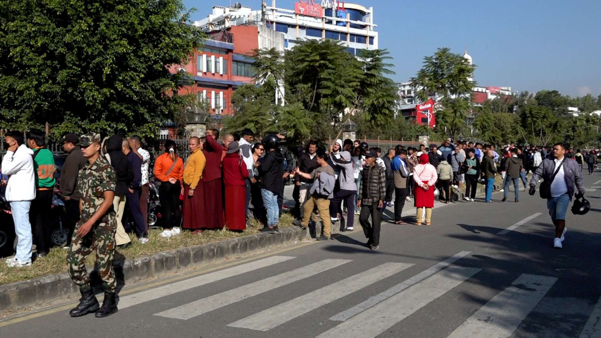 साफ महिला च्याम्पियनसिपको फाइनल भिडन्त हेर्न टिकट किन्नेको लाइन (तस्वीर)