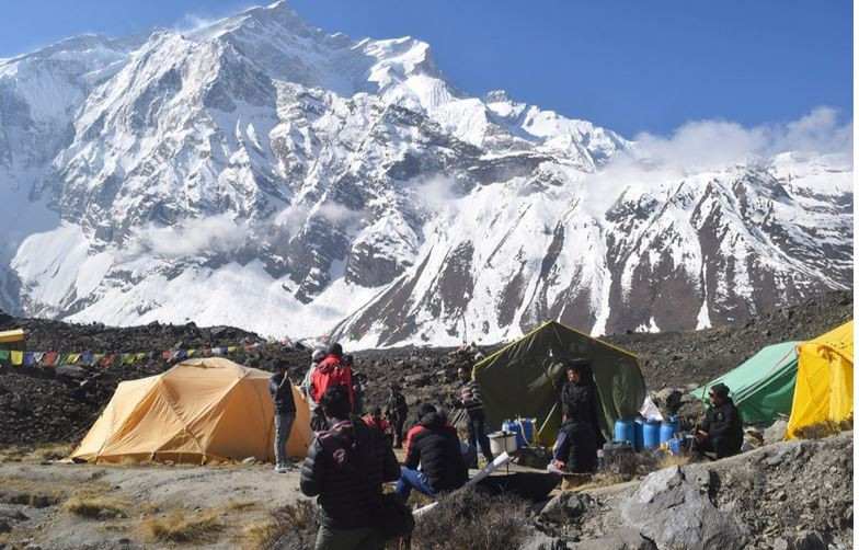 अन्नपूर्ण हिमाल आरोहणका लागि आधार शिविरमा पुग्न थाले आरोहीहरू 