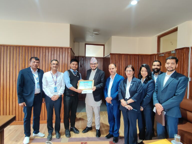 बीमा प्राधिकरणले प्रदान गर्यो प्रदेशस्तरीय निबन्ध प्रतियोगिताका विजेतालाई पुरस्कार