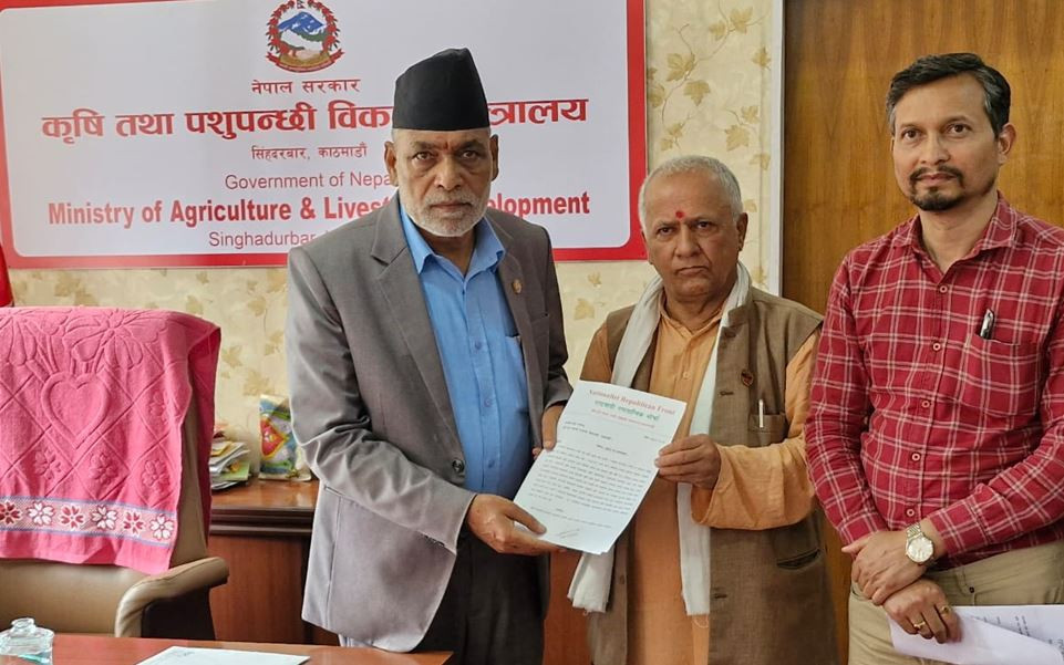 साना किसानहरूका लागि बैंकहरूले ऋण प्रवाहमा सहयोग गर्नुपर्छ : मन्त्री अधिकारी