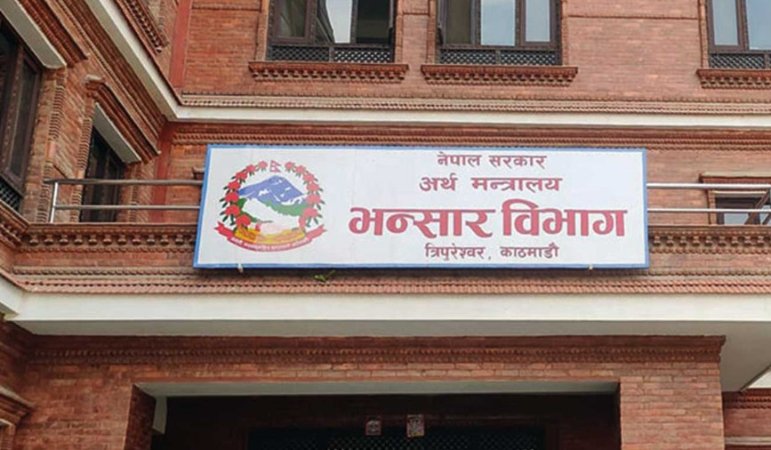 ११ महिनामा ३३ अर्बका साढे २८ हजार ईभी गाडी भित्रिए