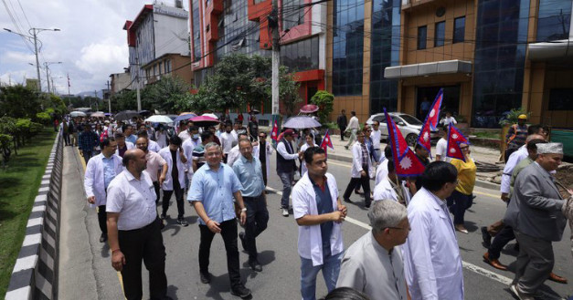 चिकित्सकहरू माइतीघरमा विरोधमा व्यस्तः बिरामीहरुको अस्पतालमा बिचल्ली