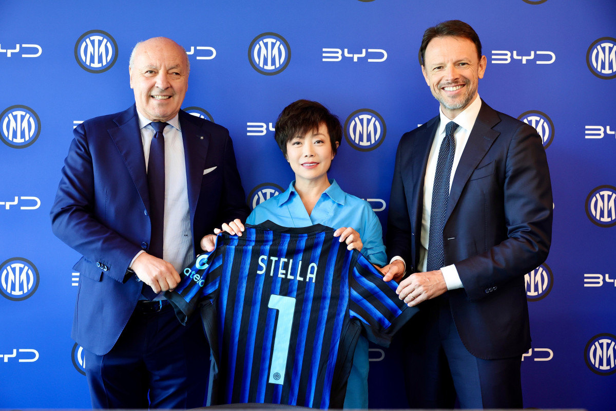 2 Group photo with a specially customized jersey.jpg
