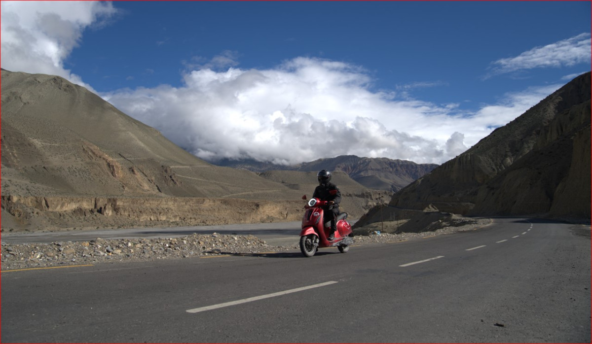 पहिलो पटक नेपालको कोरला सीमानाका सम्म पुग्ने पहिलो ईभी स्कुटर – बजाज चेतक 