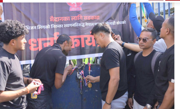 एन्फाको गेटमै खेलाडीले झुन्ड्याए मेडल, भने–यो मेडल एन्फा आफैँले लाओस्