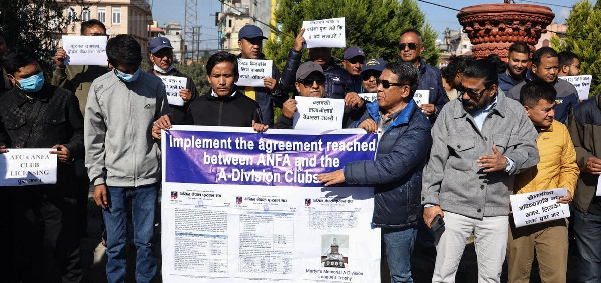 एन्फा कम्प्लेक्समा सहिद स्मारक लिग क्लबका पदाधिकारी र सदस्यले गरे प्रदर्शन