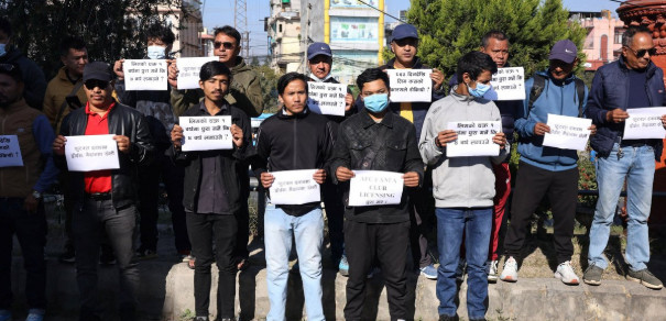 एन्फा गेट अगाडि ए डिभिजन क्लबको धर्ना