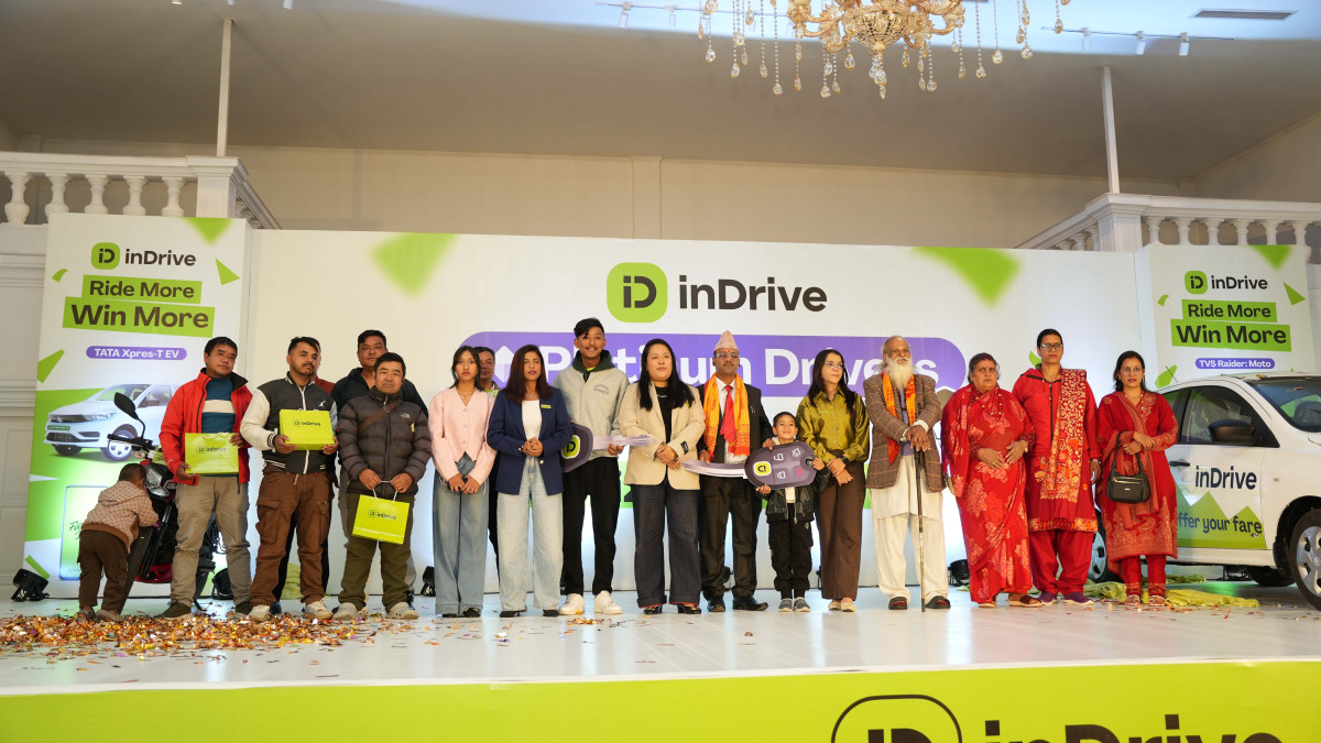 इनड्राइभद्धारा प्लेटिनम ड्राइभर गिभअवे क्याम्पेनका ग्रान्ड प्राइज विजेताहरूलाई पुरस्कार हस्तान्तरण 