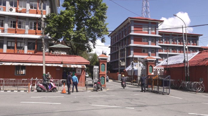 विरोधपछि परिचयपत्रबाटै कानुन व्यवसायीले सिंहदरबारमा प्रवेश गर्न पाउने
