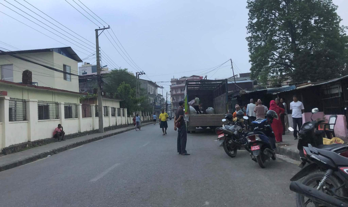 बुटवल उच्च अदालत अगाडिको सरकारी जग्गामा बसेको बस्तीबाट सामान उठाउन थालियो
