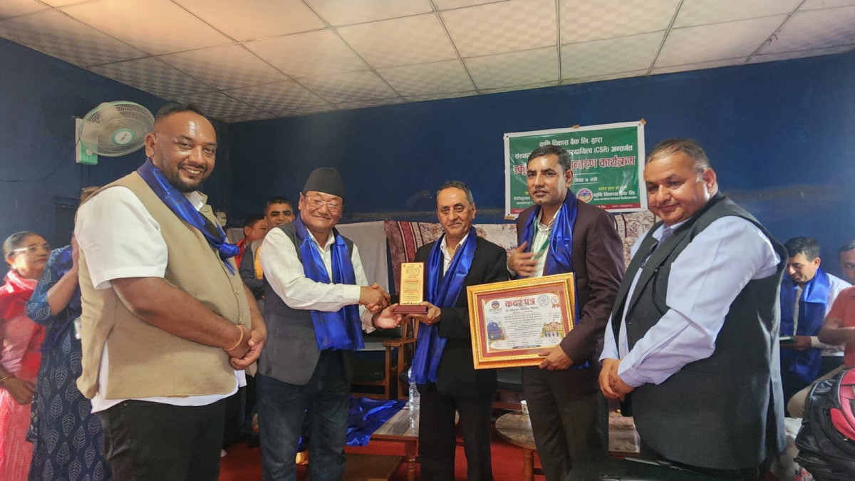 कृषि विकास बैंकद्वारा विद्यालयका छात्रछात्रालाई स्कुल व्याग वितरण