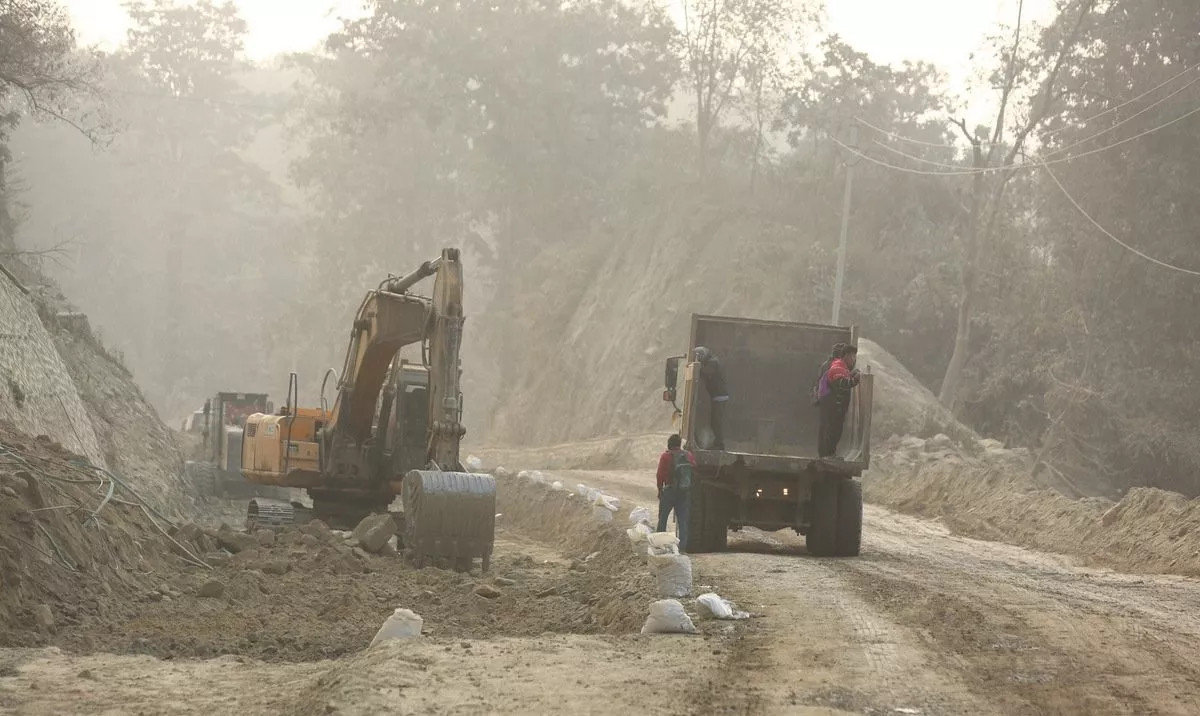 देशभरका सडक मर्मत गर्न सरकारले छुट्यायो २८ अर्ब ५२ करोड रुपैयाँ
