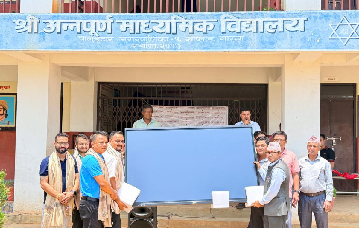 प्रभु बैंकद्वारा श्री अन्नपूर्ण माध्यमिक विद्यालयलाई स्मार्ट बोर्ड हस्तान्तरण