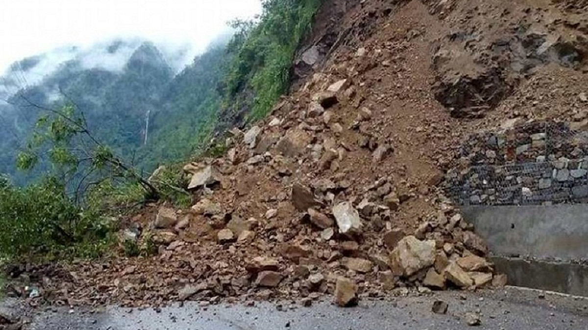 पहिरो र नदी कटानका कारण यी सडक पूर्ण रूपमा अवरुद्ध