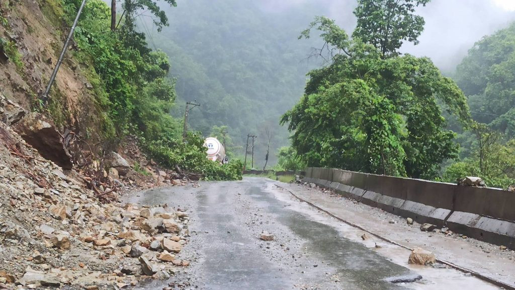 पहिरो पन्छाएसँगै नारायणगढ–मुग्लिन सडक दुईतर्फी रुपमा सञ्चालन
