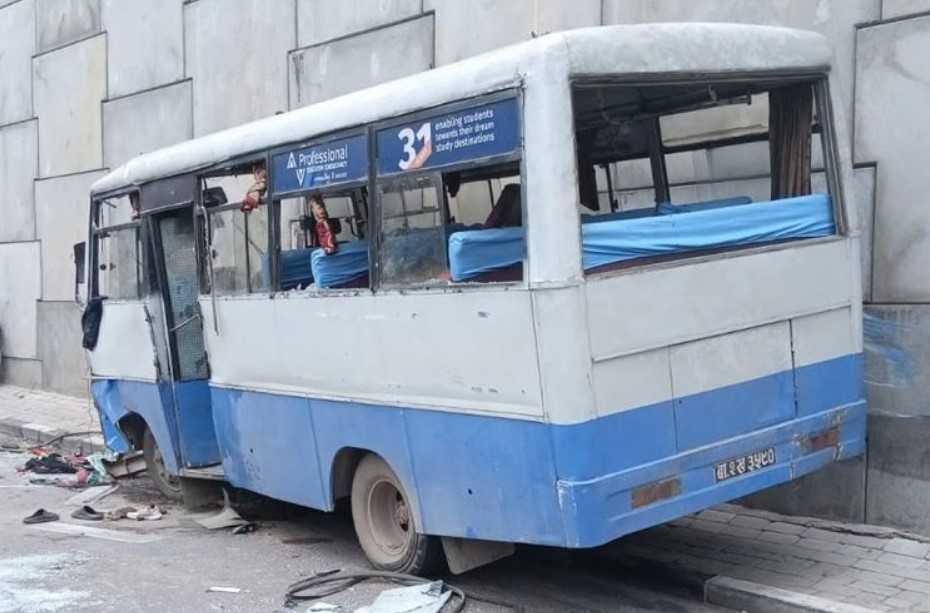 ग्वार्को फ्लाइओभरमा बस दुर्घटना, एक जनाको मृत्यु, ६ घाइते