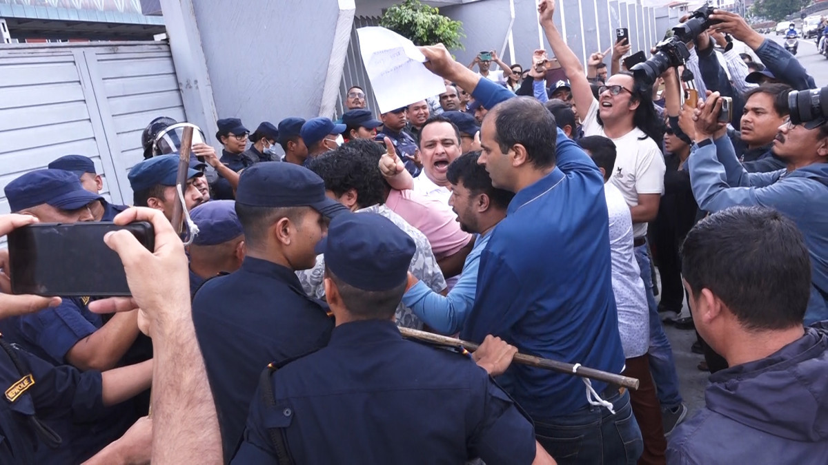 पत्रकार किशोर श्रेष्ठको रिहाइ माग गर्दै प्रहरी परिसरअगाडि पत्रकारको धर्ना
