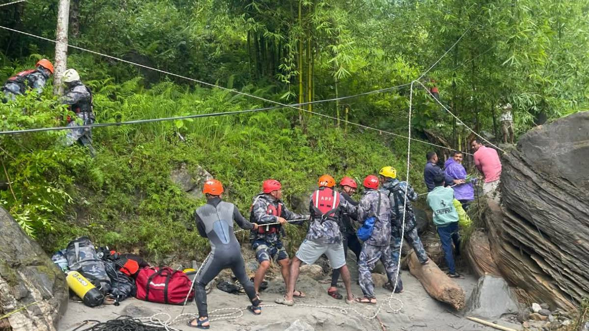 मोदीखोलाको बाढीमा फसेका तीन जनाको सकुशल उद्धार