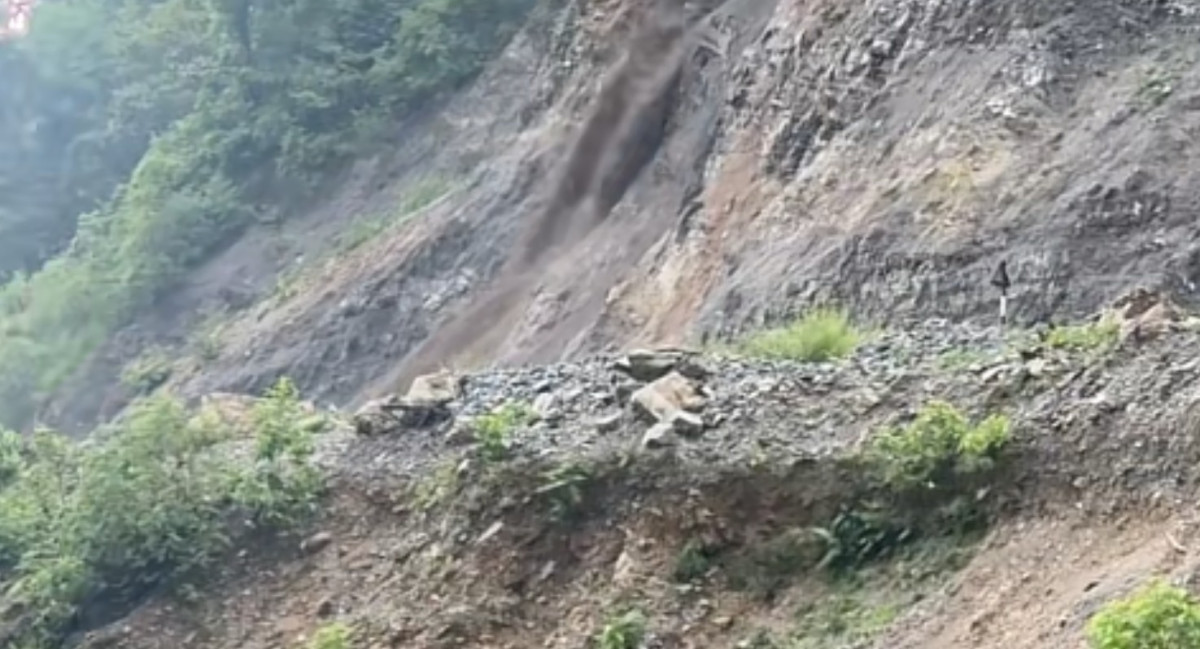 जाजरकोट पहिरो पीडितलाई कर्णाली सरकारको राहत, त्रिपालदेखि खाद्यान्नसम्म पठाइयो