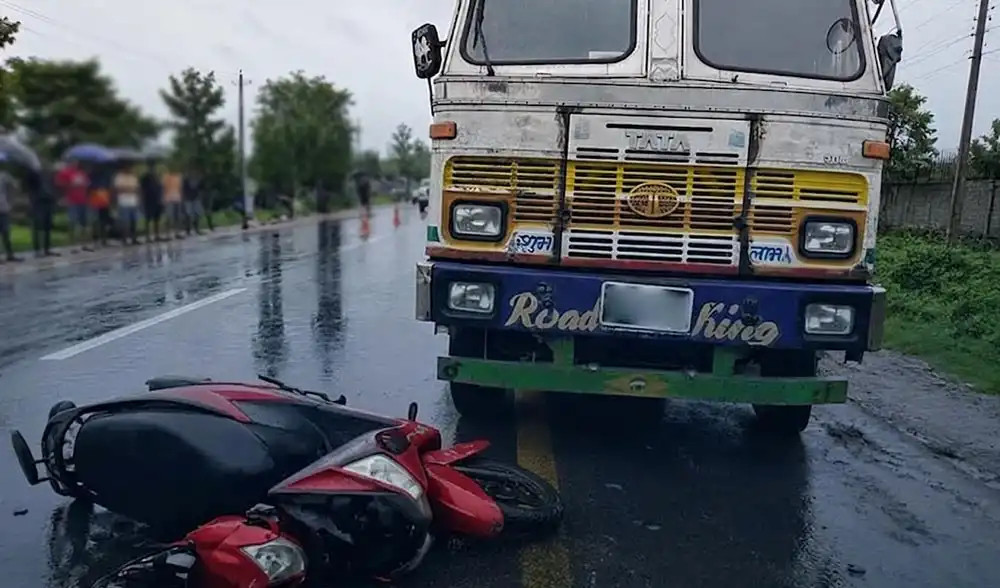 कैलालीमा ट्रकसँग ठोक्किँदा स्कुटर चालकको मृत्यु
