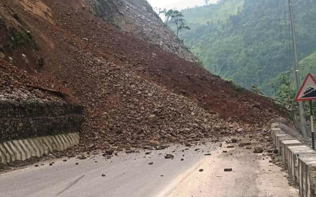 पहिरो खस्दा विभिन्न स्थानका सडकमा यातायात अवरुद्ध
