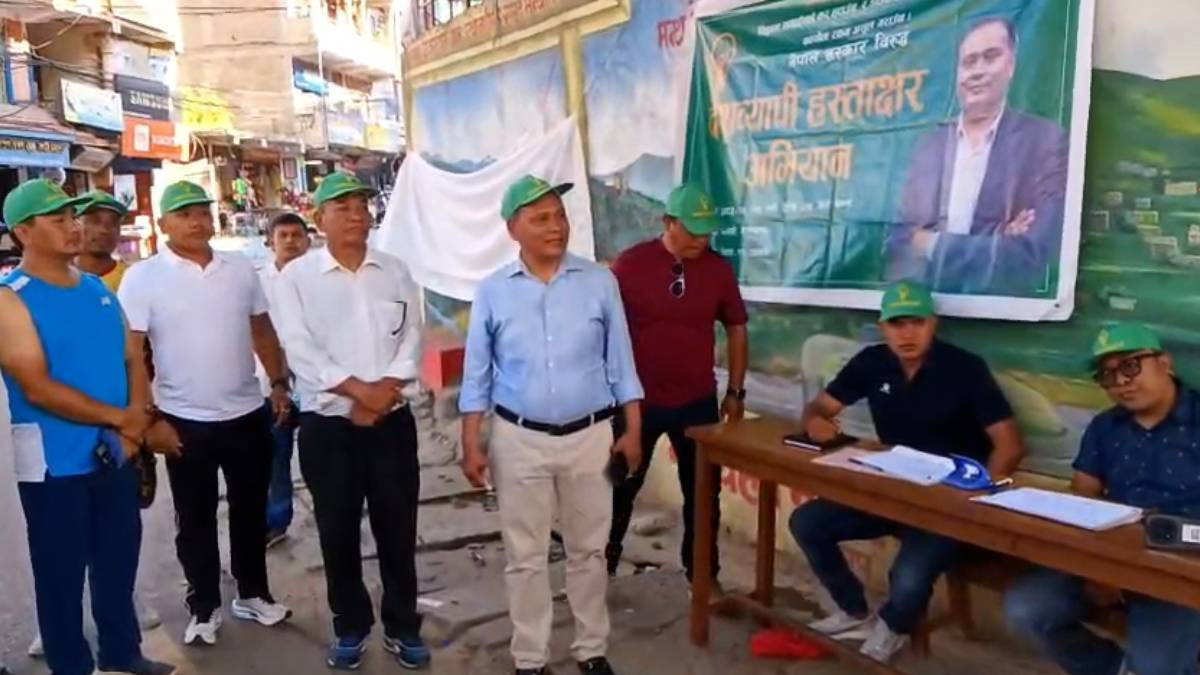 सरकारको कर नीतिविरुद्ध कुलमान घिसिङले थाले हस्ताक्षर अभियान