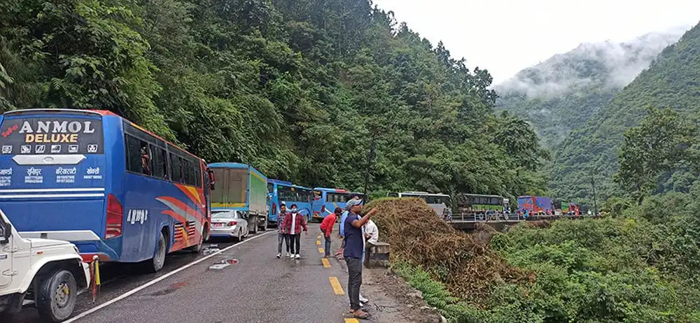 काठमाडौँ बाहिरिएका सवारी साधन गल्छीमा रोकियो