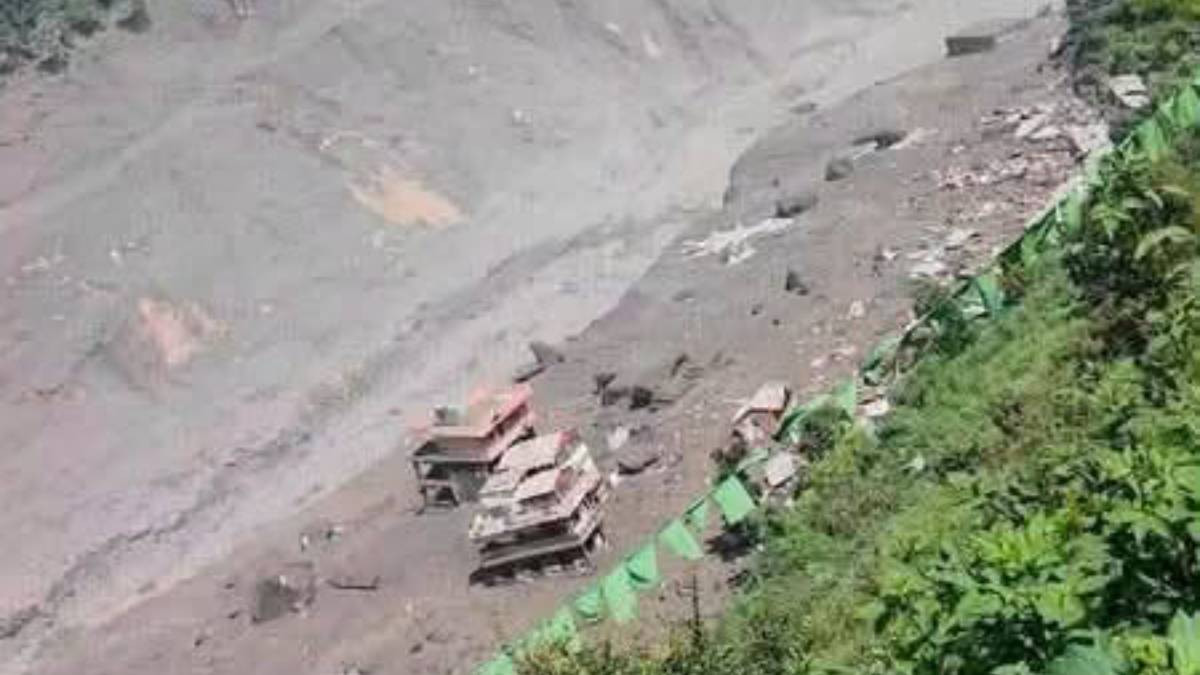 रसुवा बाढीमा मालवाहक सवारीसाधनसहित व्यवसायी र मजदुर सम्पर्कविहीन