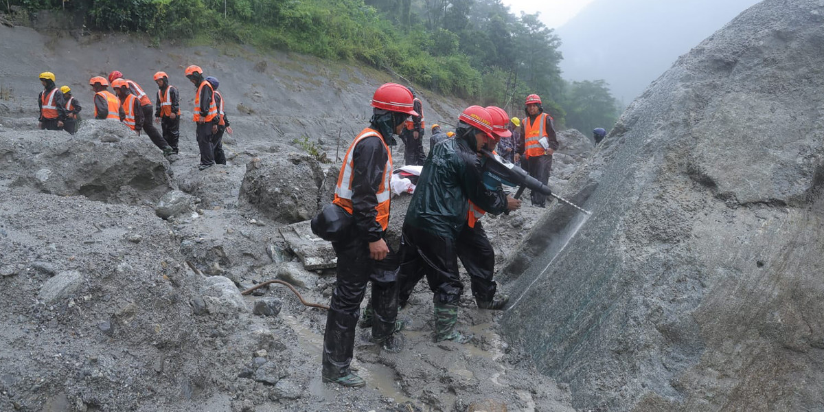 भोटेकोशीमा बाढीसँगै थप वर्षाको पूर्वानुमान पछि थपियो उद्धारमा चुनौती