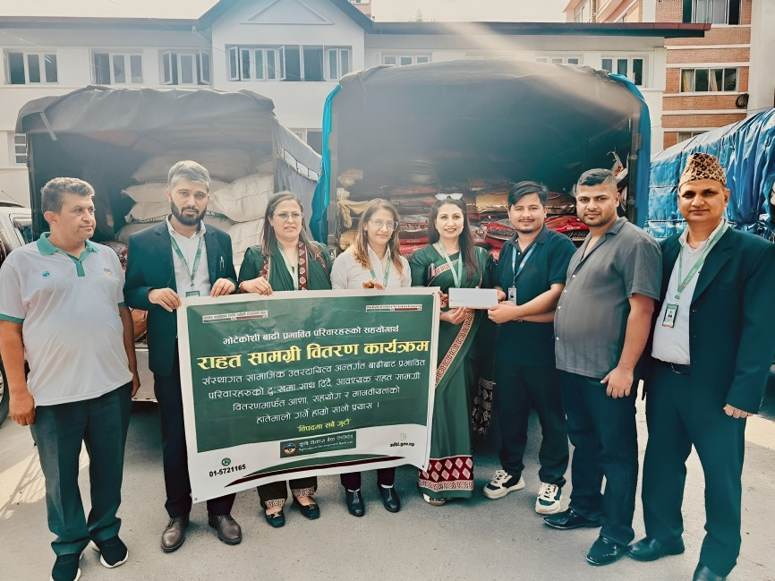 कृषि विकास बैंक लिमिटेडद्वारा बाढीपीडितका लागि सहयोग स्वरुप रु १० लाख रुपैयाँ बराबरको खाद्य सामग्री हस्तान्तरण