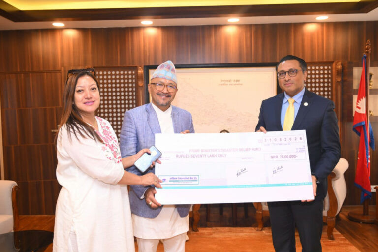 भोटेकोशी बाढीपीडितका लागि सांग्रिला बैंकले दियाे ७० लाख रुपैयाँ