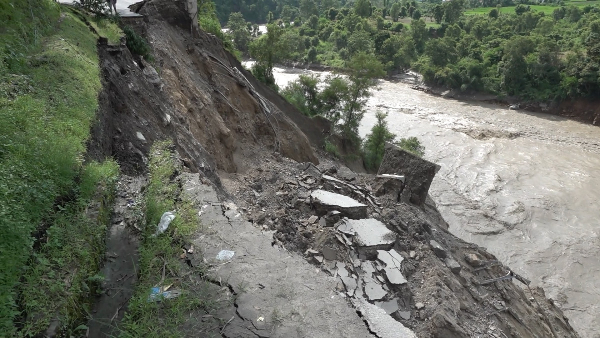 कृष्णभीरमा पहिरो गएर अवरुद्ध भएको पृथ्वीराजमार्ग खुलाउन कम्तीमा १५ दिन लाग्ने