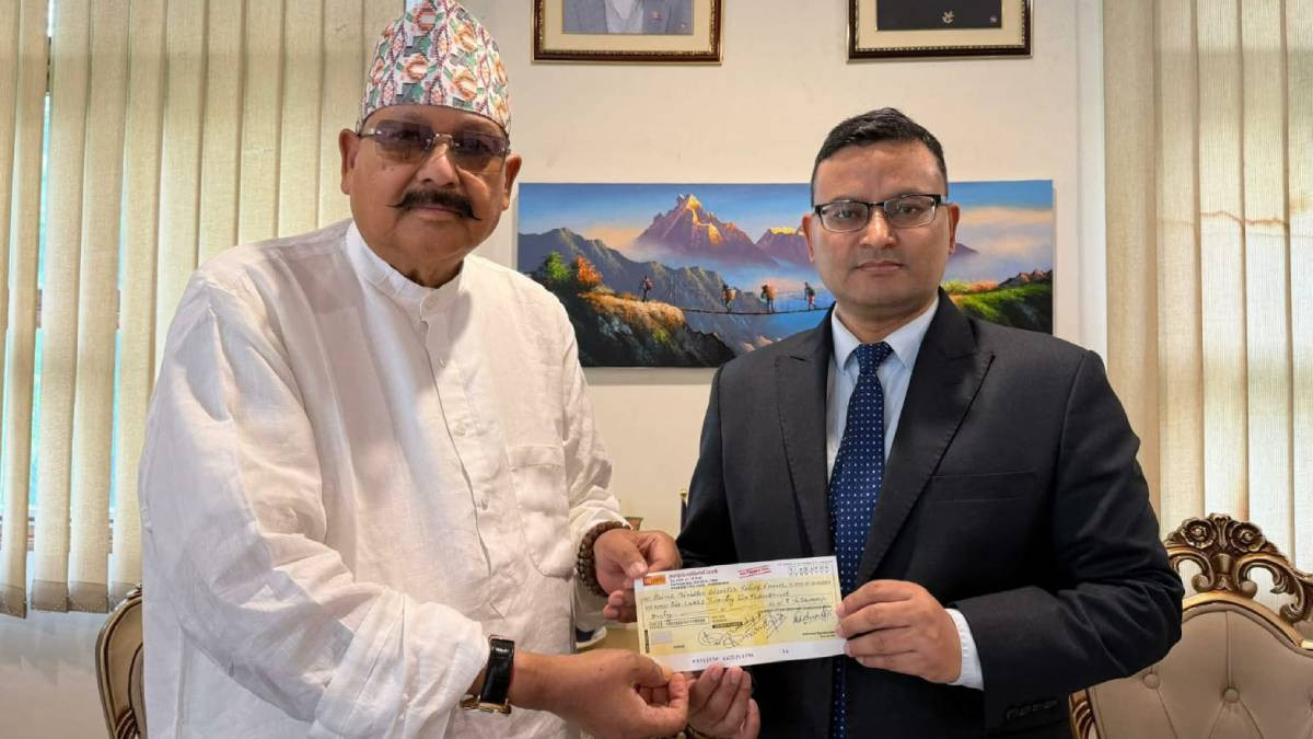 भोटेकोशी बाढीपीडितलाई सतपालजी महाराजले गरे १० लाख सहयोग