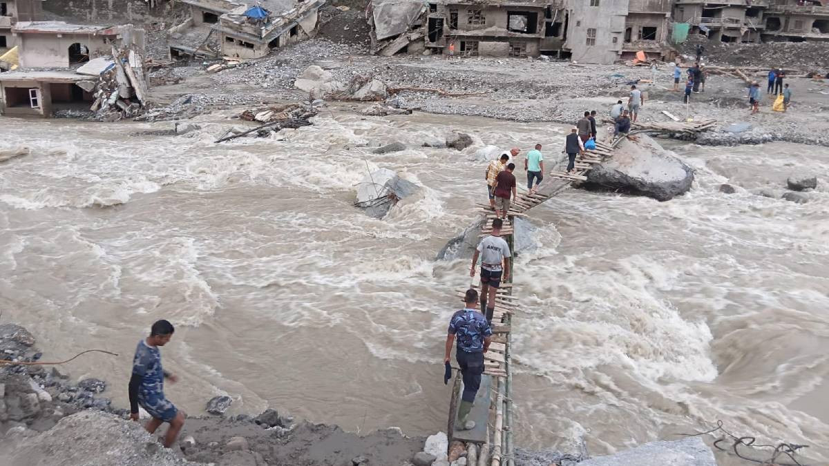 बाढीले पुल बगाएपछि रसुवा–नुवाकोटमा फड्के बनाएर आवागमन सुरु