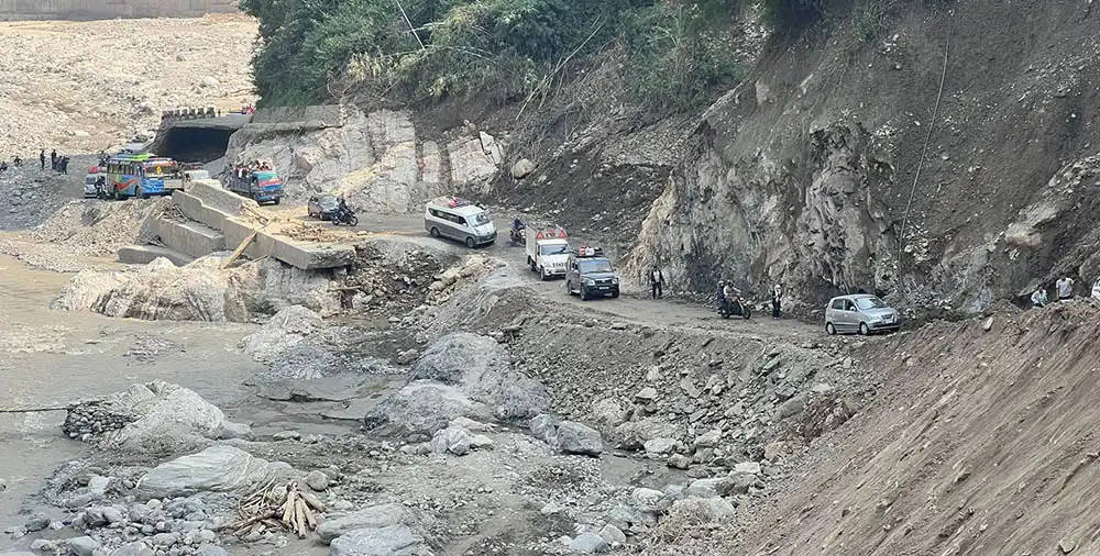 पृथ्वी राजमार्गमा सवारी आवागमनमा पूर्ण रूपमा रोक