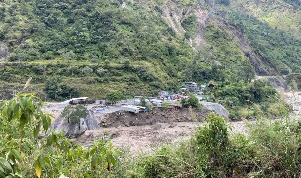 बाढीले भत्कायो प्रसारण लाइन, १७६ मेगावाटका जलविद्युत् आयोजनामा ठूलो क्षति