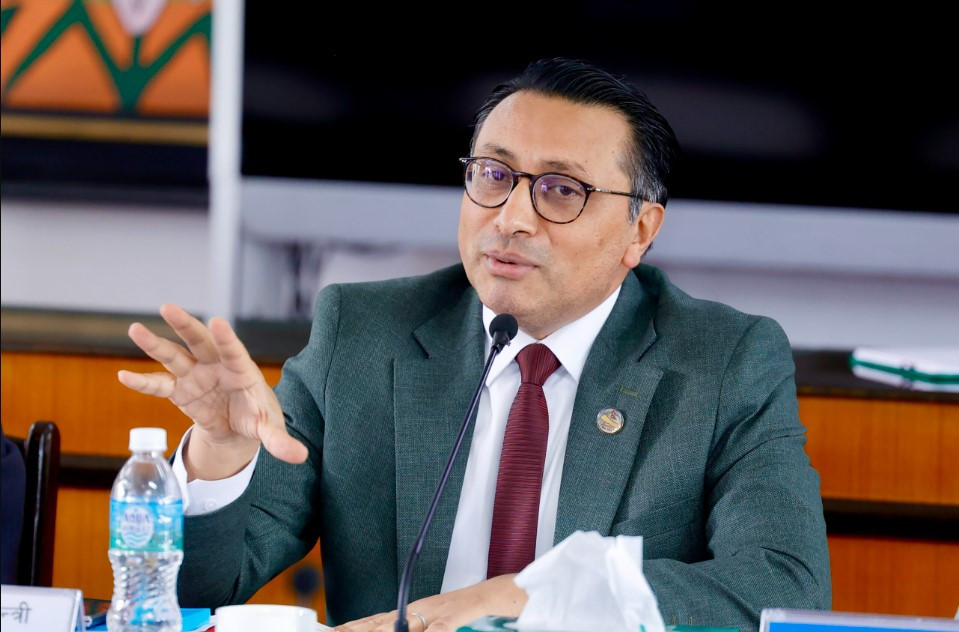 अमेरिकी अर्थमन्त्री र विश्व बैंकका अध्यक्षसँग भेट गर्दै अर्थमन्त्री वाग्ले