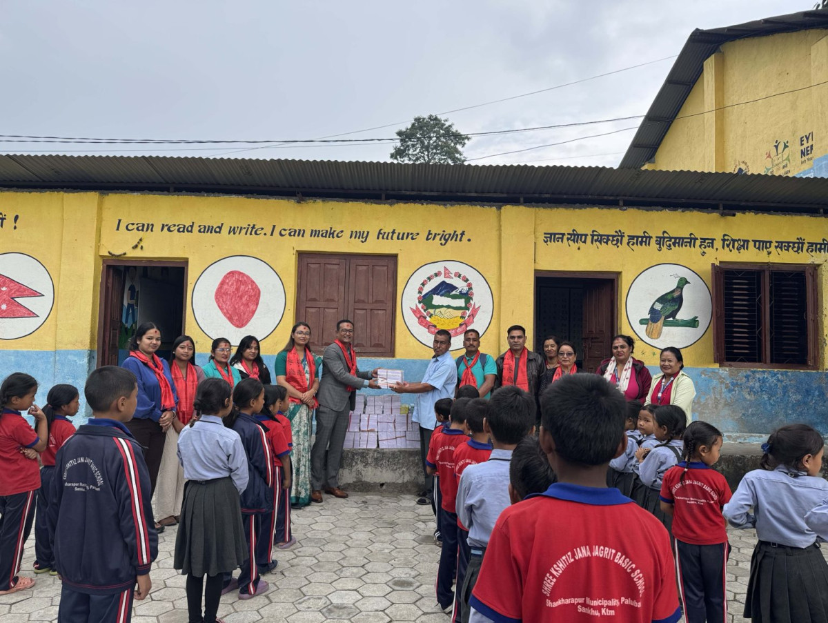 सानिमा रिलायन्स लाइफ इन्स्योरेन्सद्वारा विद्यालयलाई शैक्षिक सामग्री सहयोग