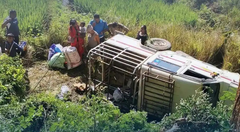 ब्रेक फेल भएर बोलेरो जिप दुर्घटना हुँदा १५ जना घाइते, एक जनालाई विराटनगर पठाइयो